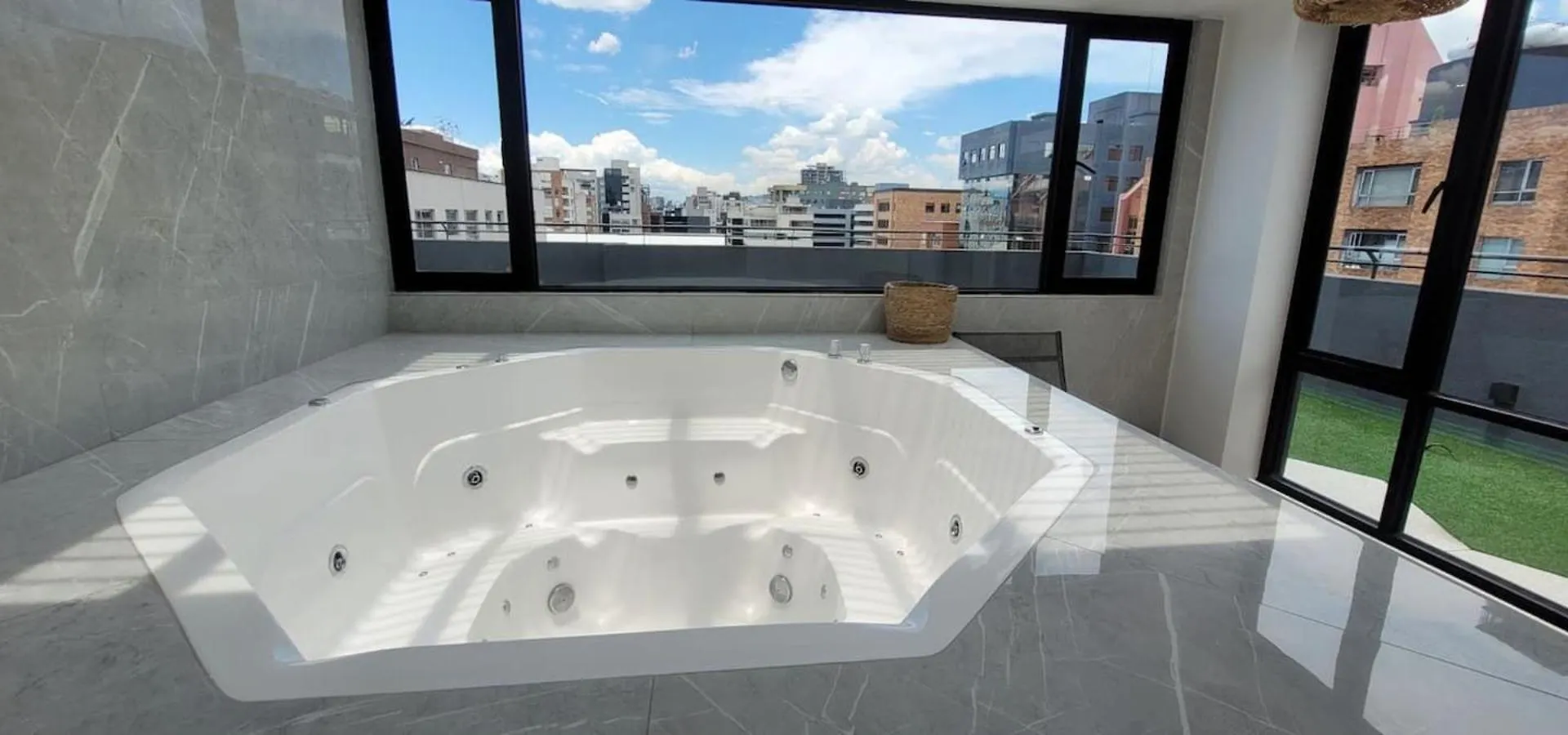 Apartment Stylish Suite W Rooftop Jacuzzi Quito